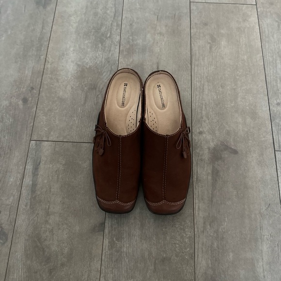 Naturalizer “Detail” Comfort Mules Suede Leather Slip On Mules 8.5 Wide Women’s - Picture 2 of 16